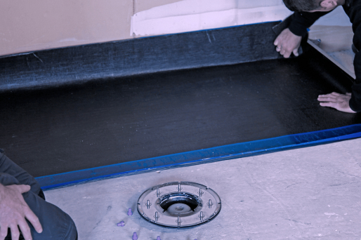 Installing a damp-proof course between the floor insulation and the screed