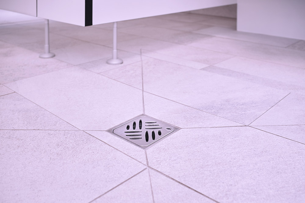 Floor drain with locking and removal system for quick cleaning. Floor drain with locking and removal system for quick cleaning.